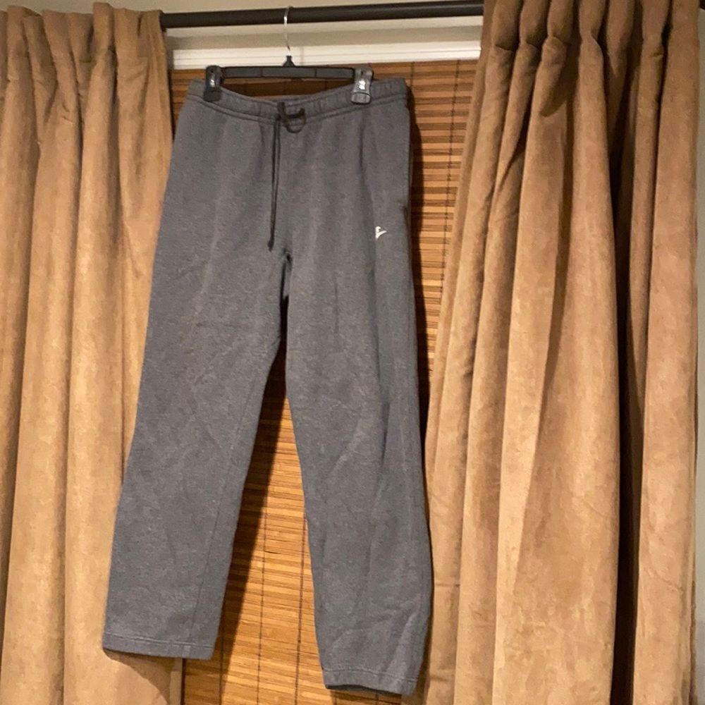 Men’s sweat pants with drawstring and pockets
